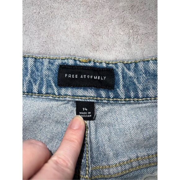 Women’s Denim Light-Medium Wash Cutoff Jean Shorts 14 - Picture 6 of 9